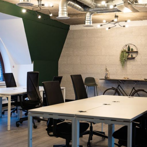 Office: Farringdon, 16 St John's Lane, London, EC1M 4bs 