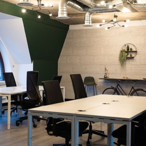 Office: Farringdon, 16 St John's Lane, London, EC1M 4bs 