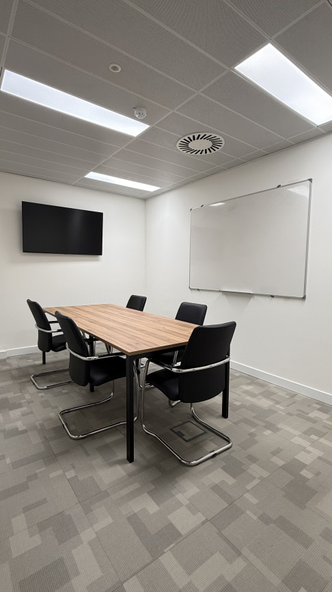 Office: Edif&iacute;cio, R. Soeiro Pereira Gomes andar 11, Lisboa, 1600-024