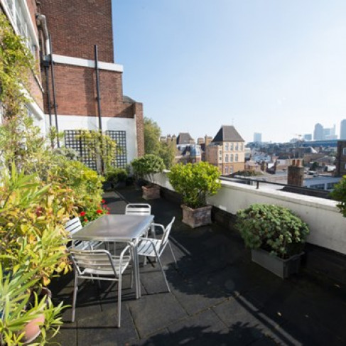 Office: The Finsbury Business Centre, Bowling Green Lane, London, EC1R