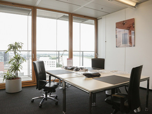 Office: Stadttor Medienhafen, 17th floor, Dusseldorf, 40219