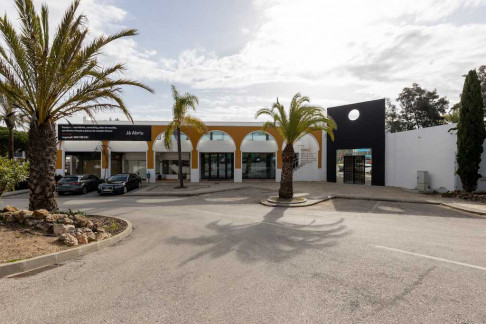 Office: Buganvilia Plaza 1, Loul&eacute;, 8135-024