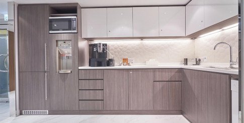 Office: 136 Des Voeux Road Central, Des Voeux Rd W