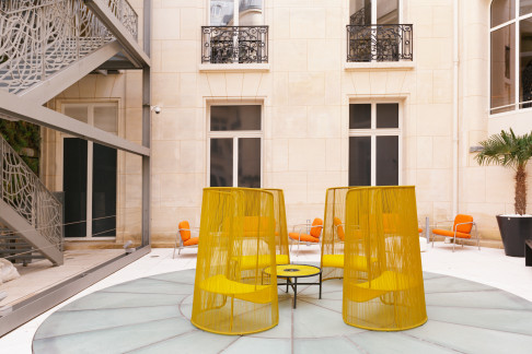 Office: 92 avenue des Champs-Élysées, Paris, 75 75008