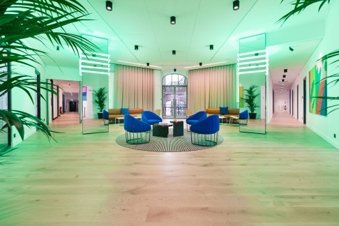 Office: 92 avenue des Champs-Élysées, Paris, 75 75008
