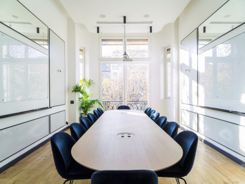 Office: 92 avenue des Champs-Élysées, Paris, 75 75008