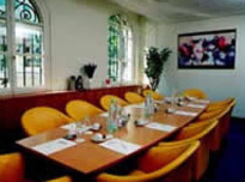 Office: Avenue Hoche, Paris, 75008