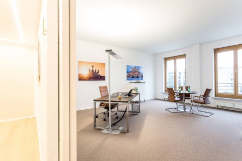Office: Brandenburger Gate, Pariser Platz, Berlin