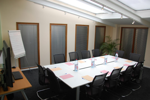 Office: Place Henri IV, Charenton-Le-Pont, 94220