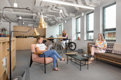 Office: Fut&oacute; u. 35-37., 6. emelet, Budapest, 1082