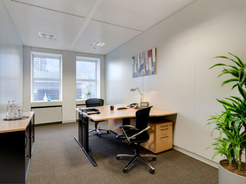 Office: An der Messe, 20th Floor, Frankfurt, 60327