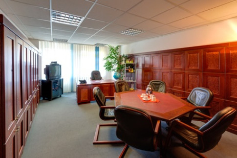 Office: Glockengieberwall 17, Hamburg, 20095