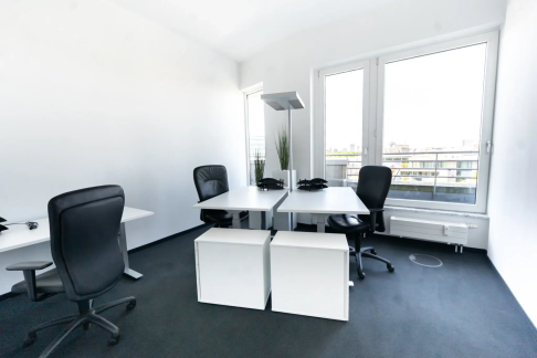 Office: Leipziger Pl. 15, Berlin, 10117