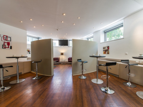 Office: Arc de Triomphe, 54/56 avenue Hoche, Paris, 75008