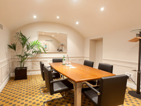Office: George V, 27/29 rue Bassano, Paris, 75008