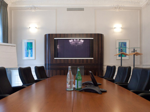 Office: George V, 27/29 rue Bassano, Paris, 75008