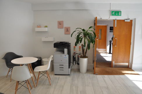 Office: The Vineyards Business Centre, Gloucester Avenue, London, NW1 7BB