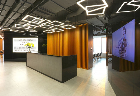 Office: Wheelock Square, 1717 West NanJing Road, Shanghai 200040